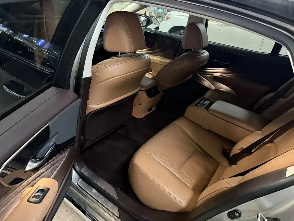 Фото 7 - Lexus LS