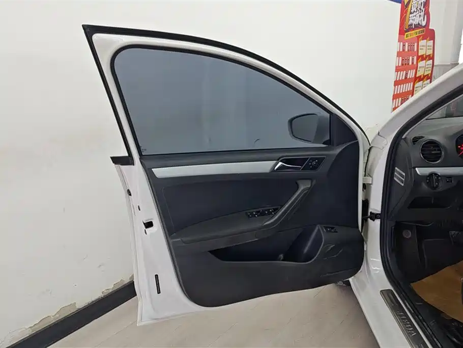 Volkswagen Jetta 2013 1.6L Automatic Comfort фото 7