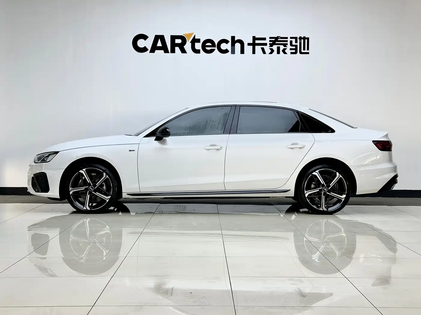 Audi A4L 2025 2 Million Celebration Edition 40 TFSI Luxury Dynamic фото 5