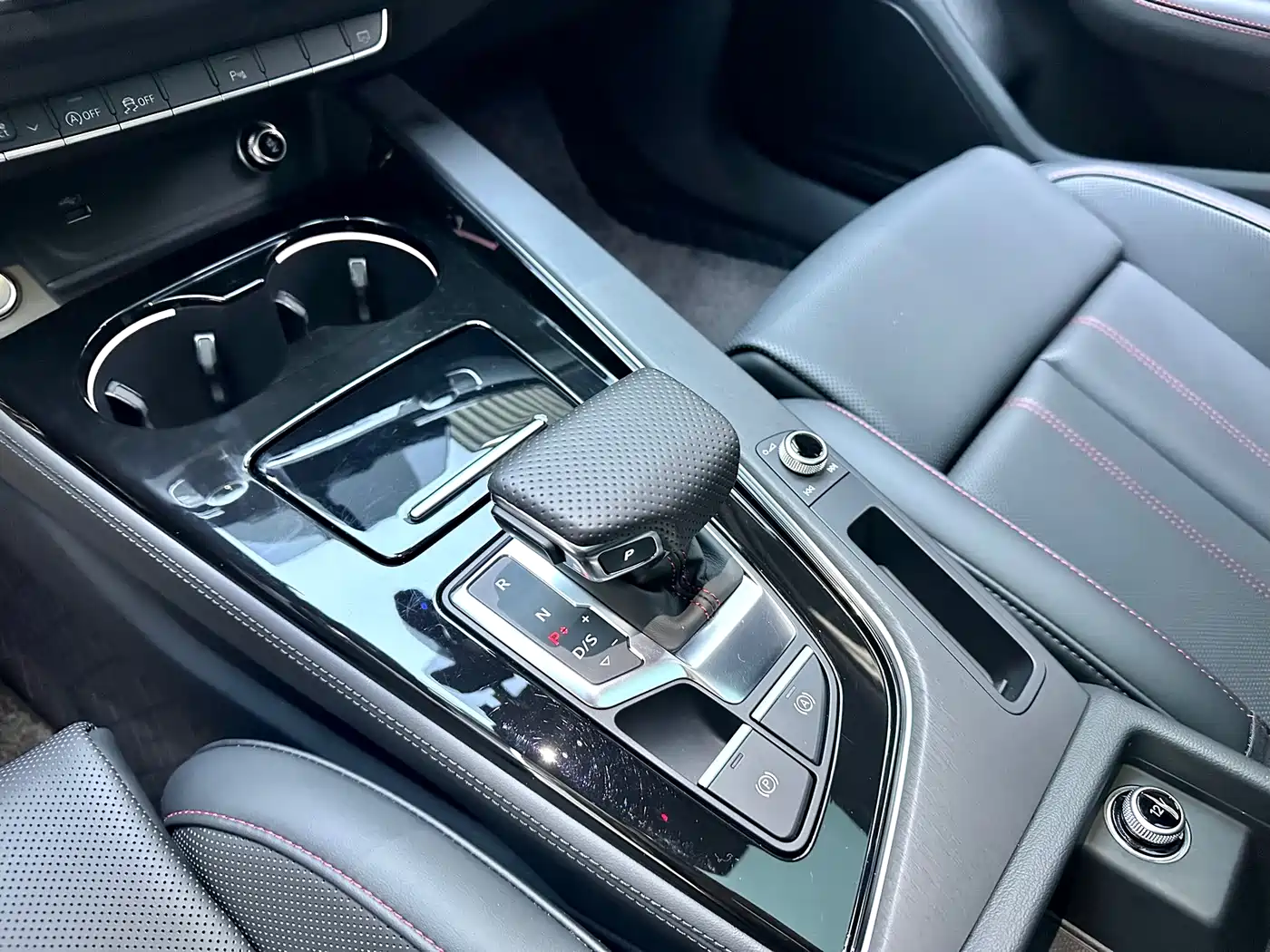 Audi A4L 2025 2 Million Celebration Edition 40 TFSI Luxury Dynamic фото 18