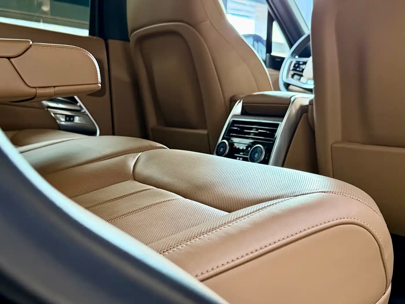 Land Rover Range Rover 2023 3.0 L6 360PS Golden Age Edition фото 32