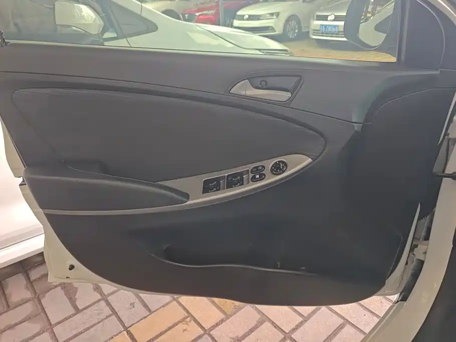 Hyundai Reina 2017 2016 1.4L Automatic GLX Leading