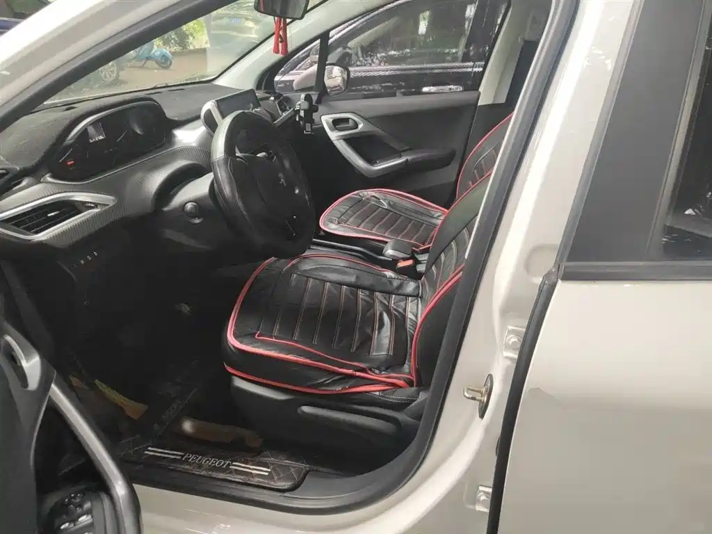 Peugeot 2008 2018 1.6L Automatic Trend Edition фото 8