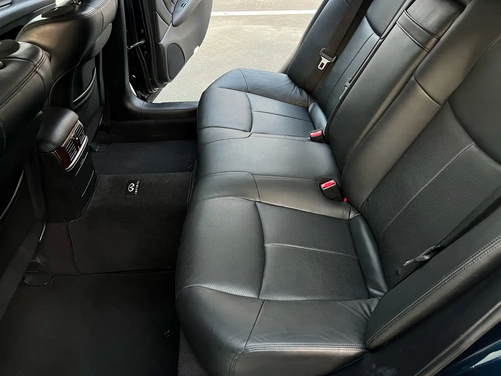 Photo 14 - Infiniti Q70