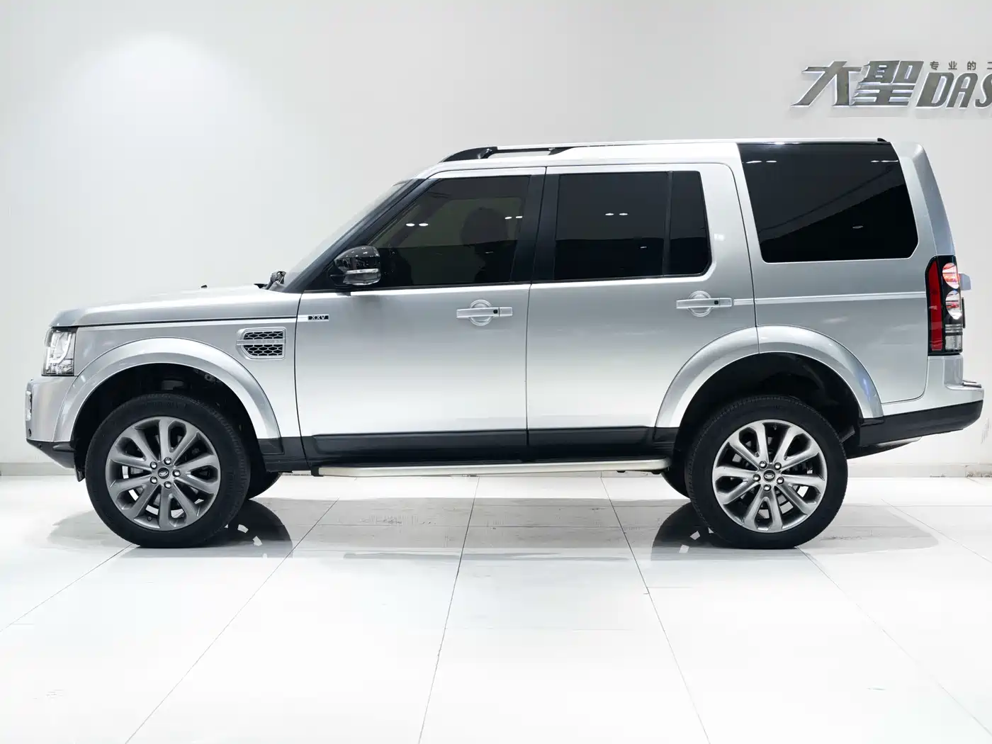 Land Rover Discovery 2014 3.0 SC V6 XXV Edition фото 3
