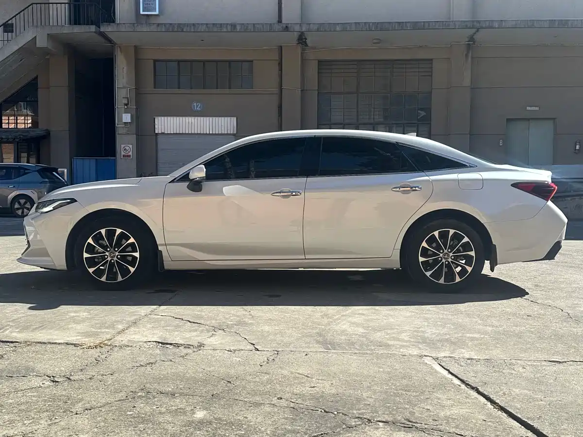 Toyota Avalon 2022 2.0L XLE Premium фото 4