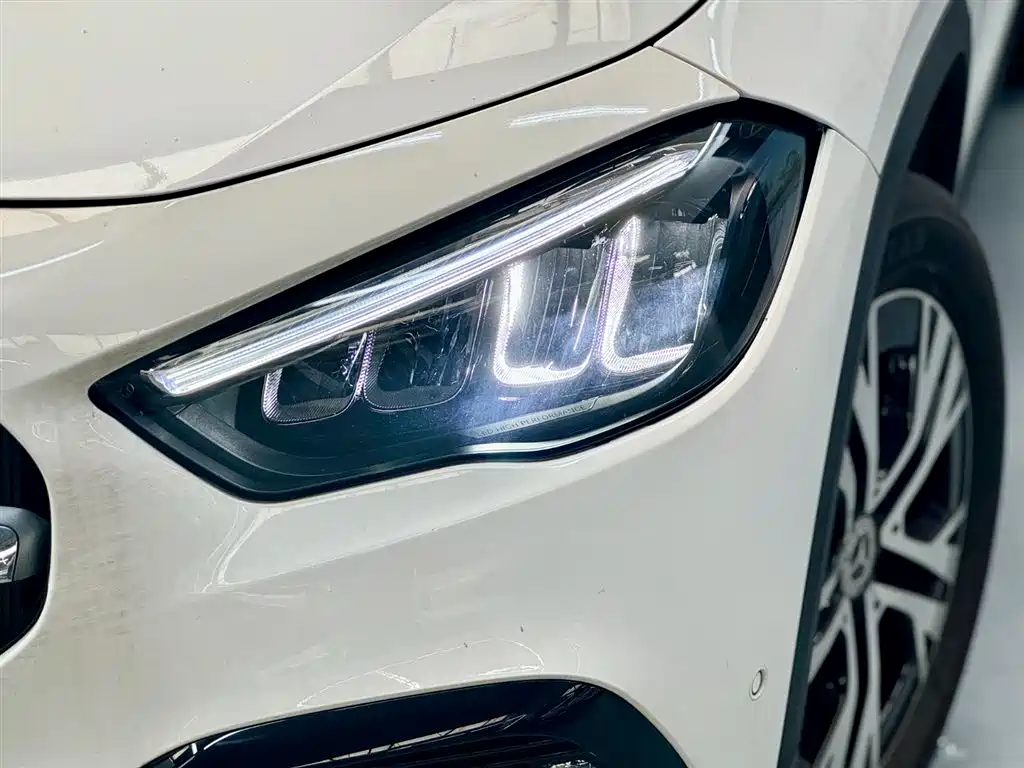 MERCEDES-BENZ GLA