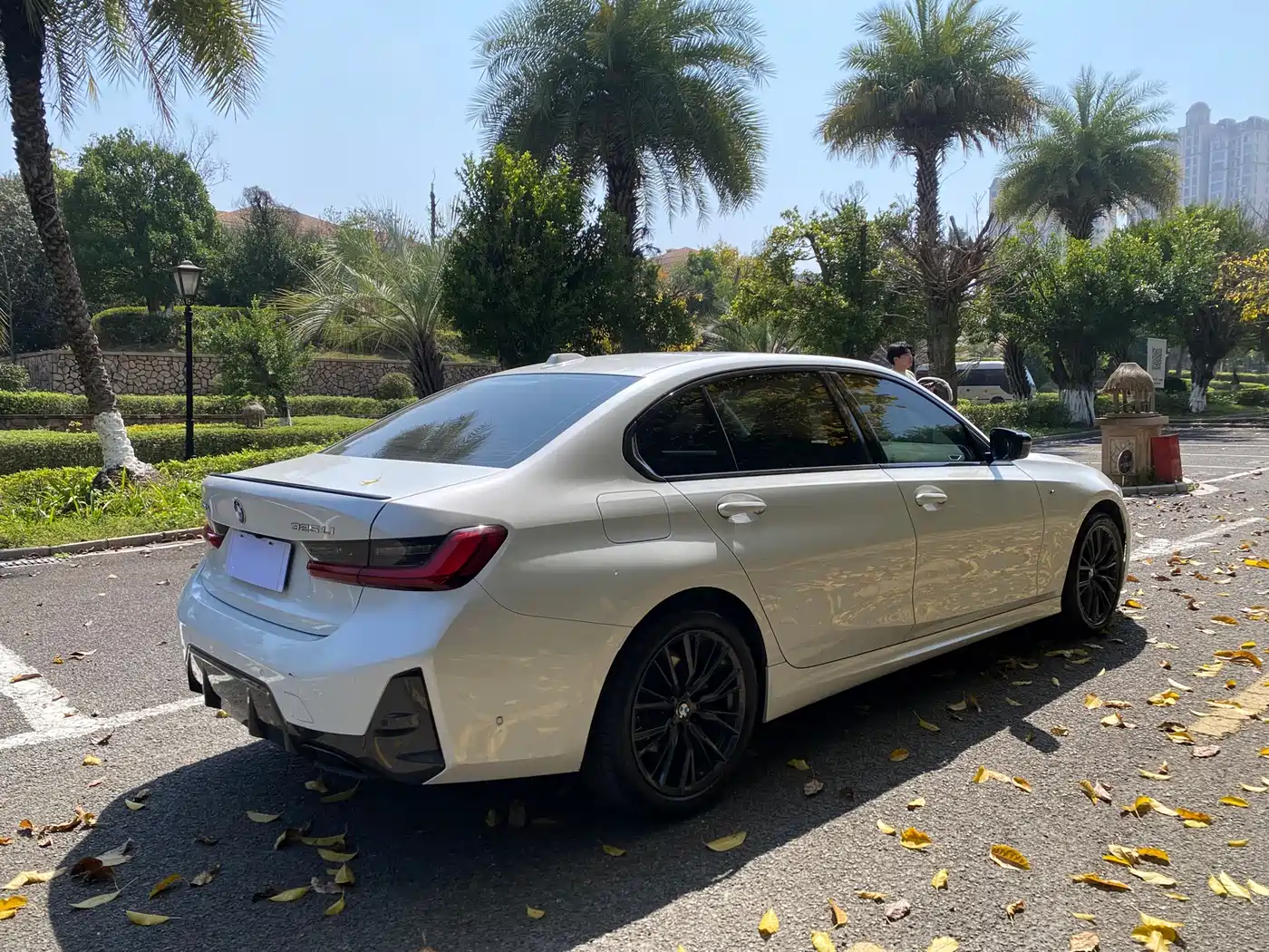 BMW 3 Series 2023 325Li M Sport Black Night Package фото 7