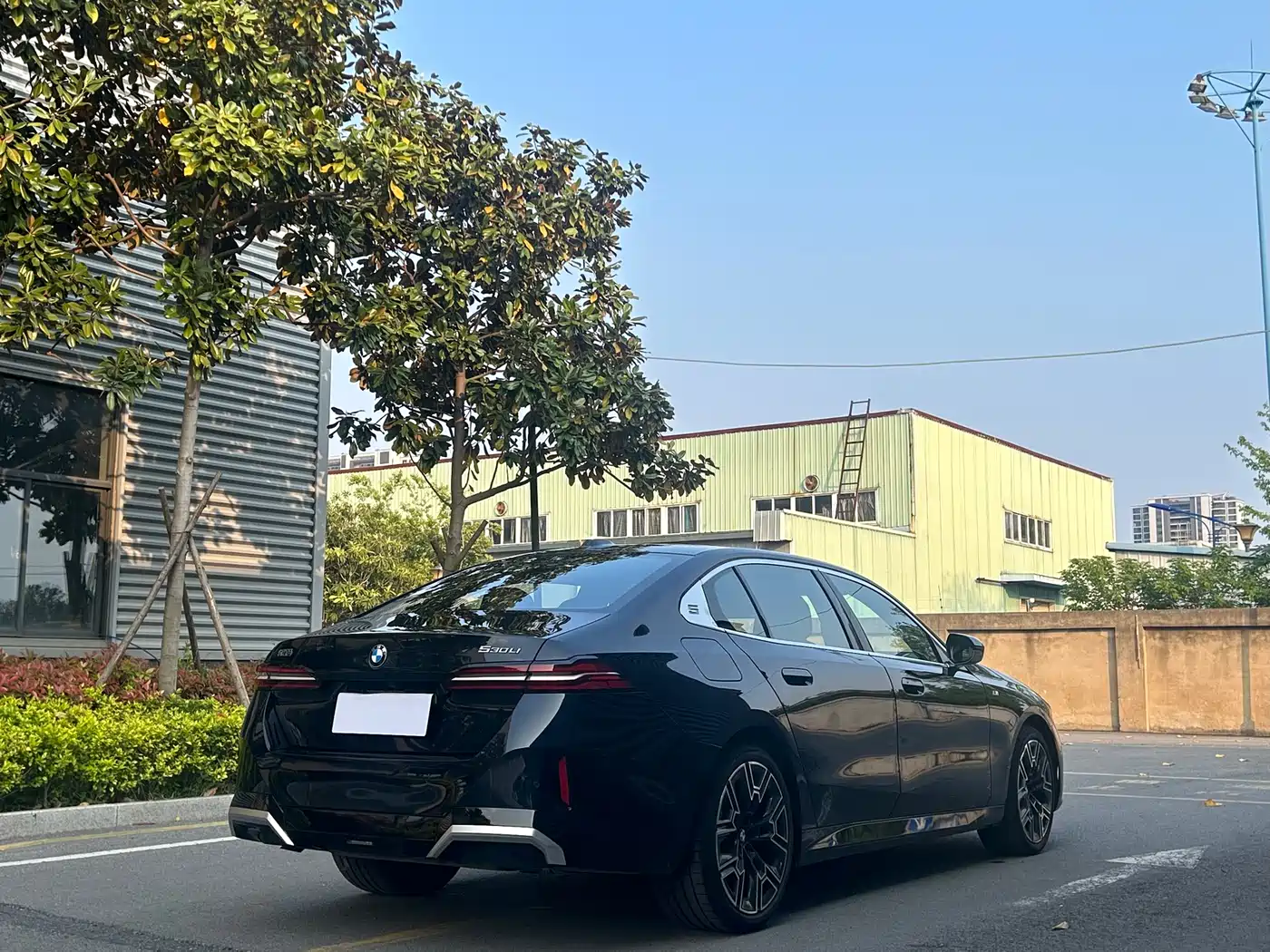 BMW 5 Series 2025 530Li Premium M Sport Package фото 6