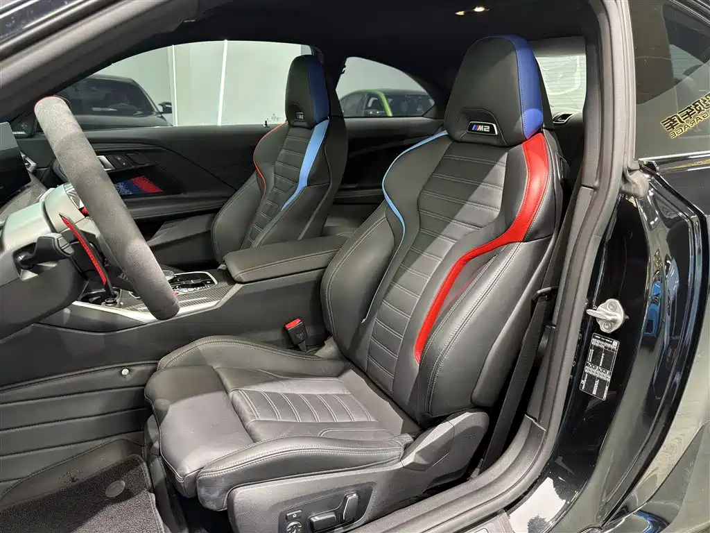 BMW M2 2024 M2 фото 10