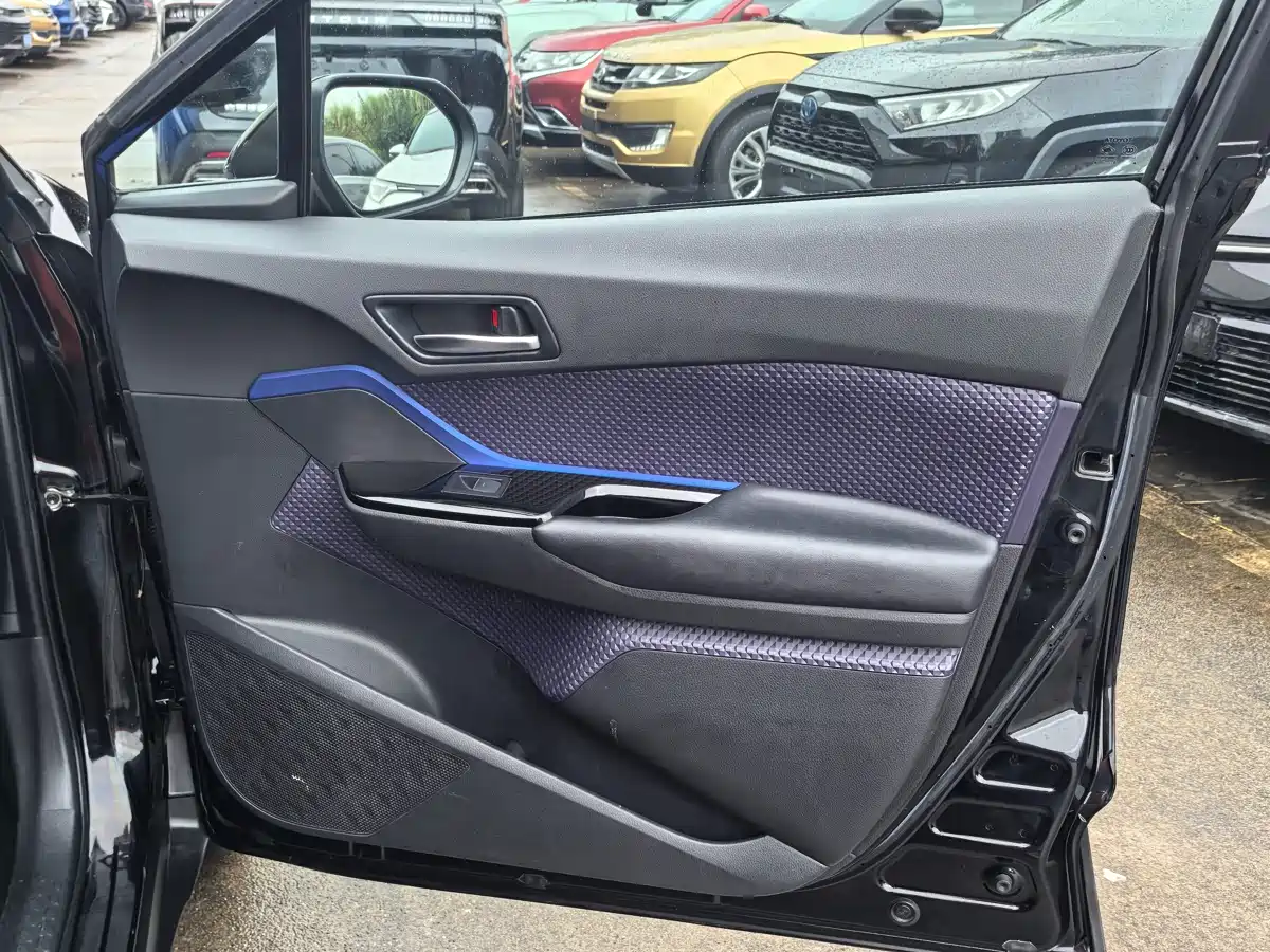 Toyota C-HR 2018 2.0L Leading Edition China V фото 11