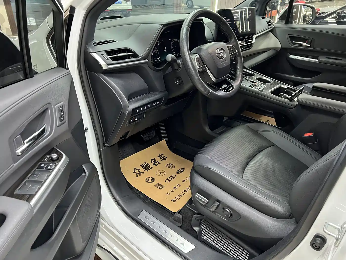 Toyota Granvia 2023 2.5L Hybrid Flagship VIP Edition фото 4