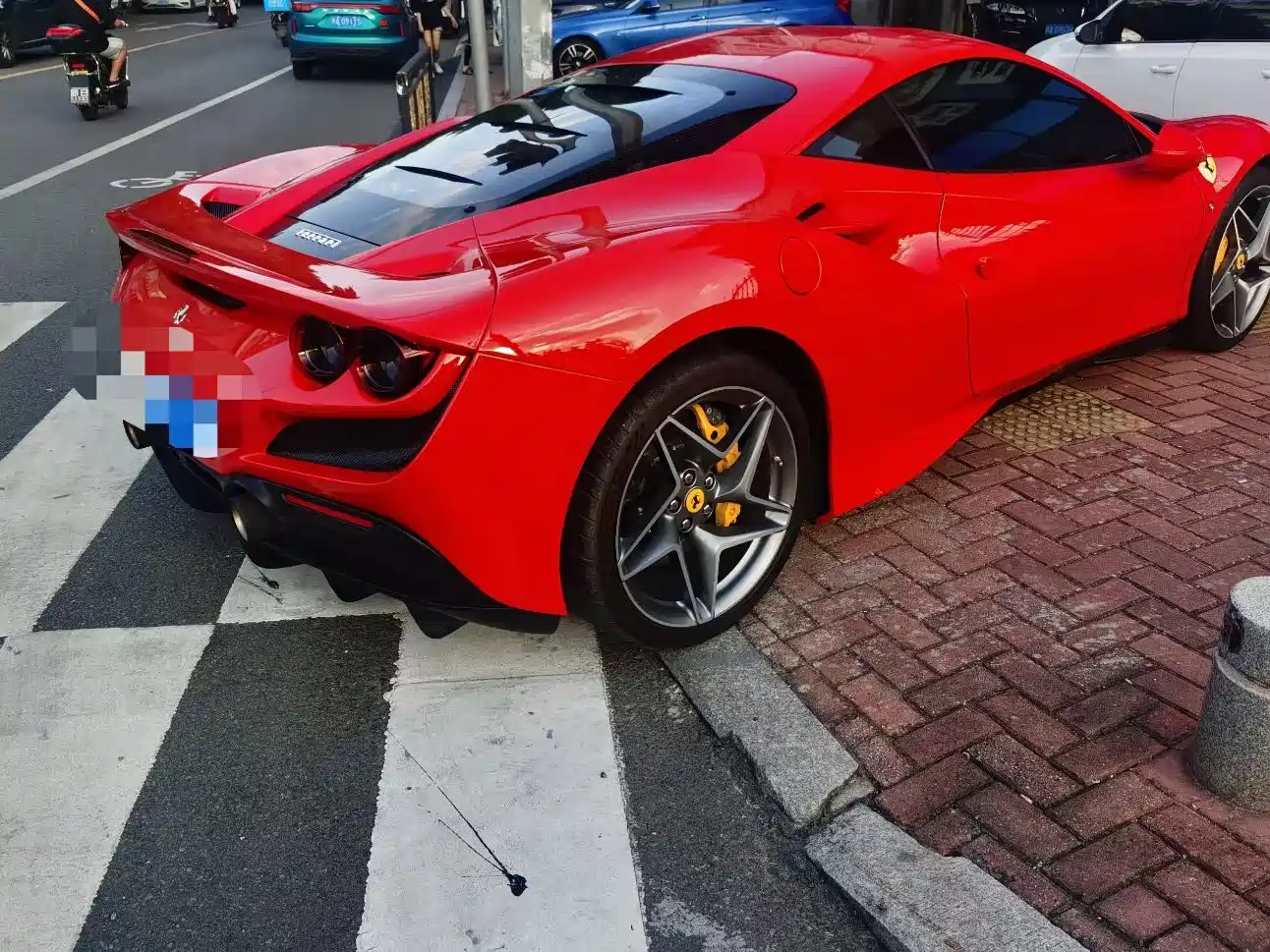 FERRARI F8