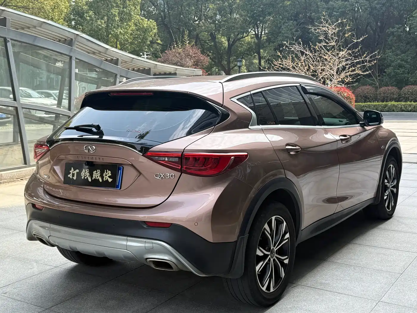 Infiniti QX30 2017 2.0T 4WD Sport Edition фото 15