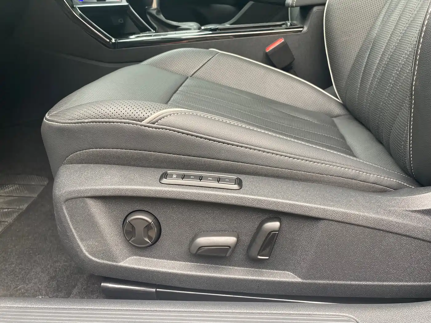 Volkswagen Passat 2022 330TSI Starlight Luxury Edition фото 13