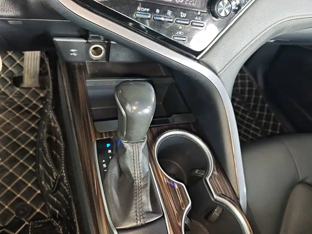 Photo 14 - Toyota Camry