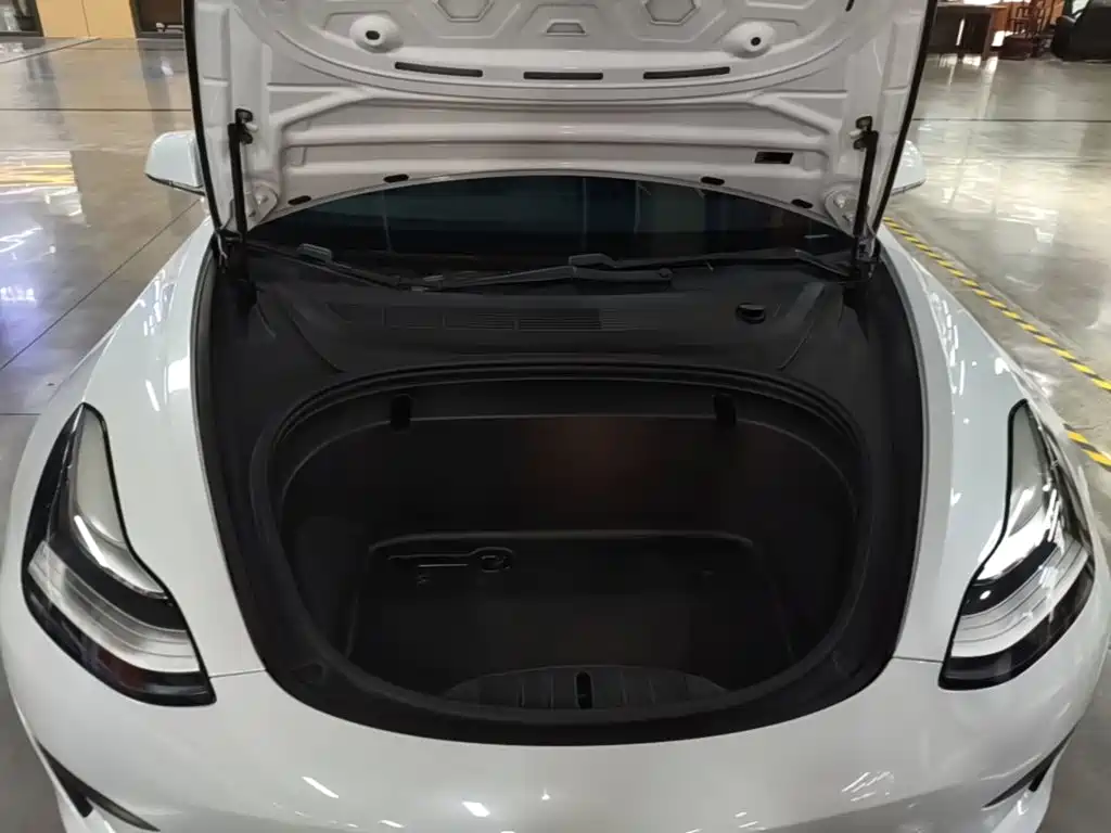 Фото 20 - Tesla Model 3