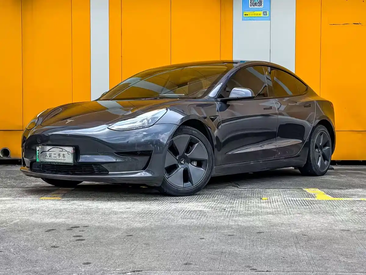 Фото 1 - Tesla Model 3