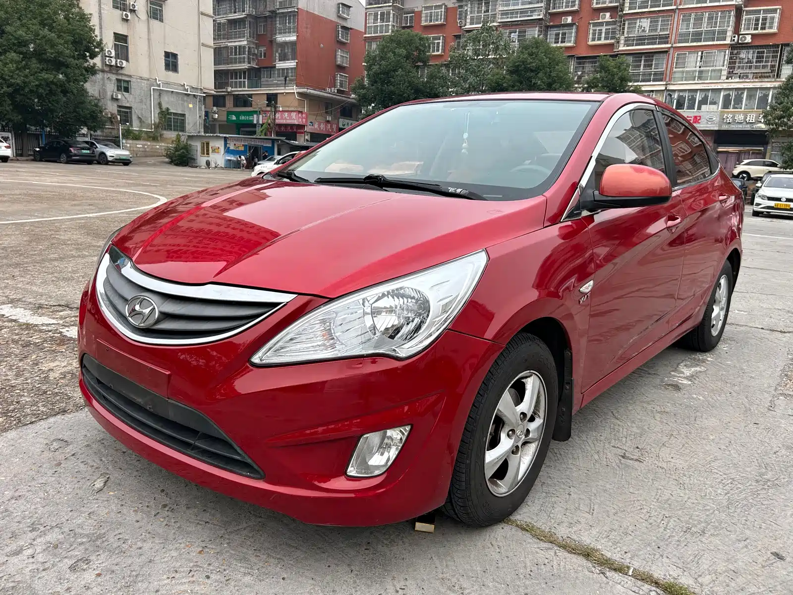 Photo 1 - Hyundai Verna