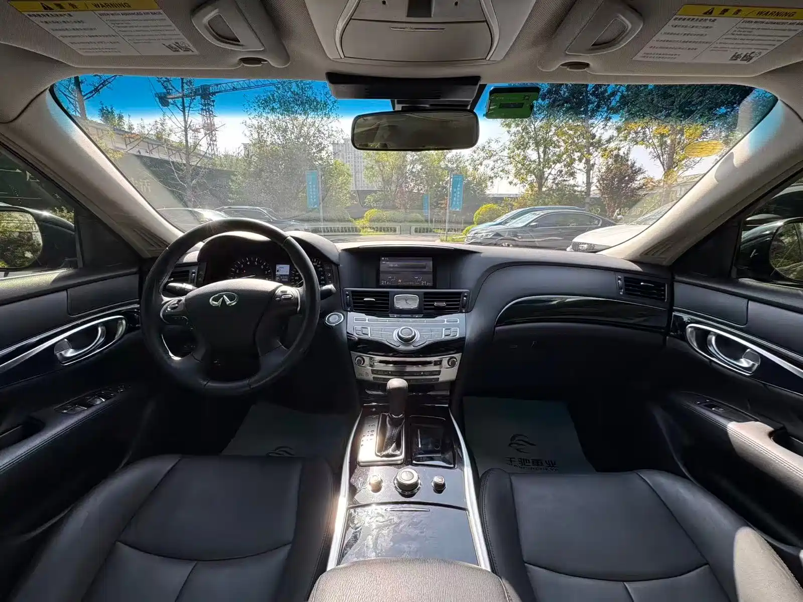 Photo 11 - Infiniti Q70