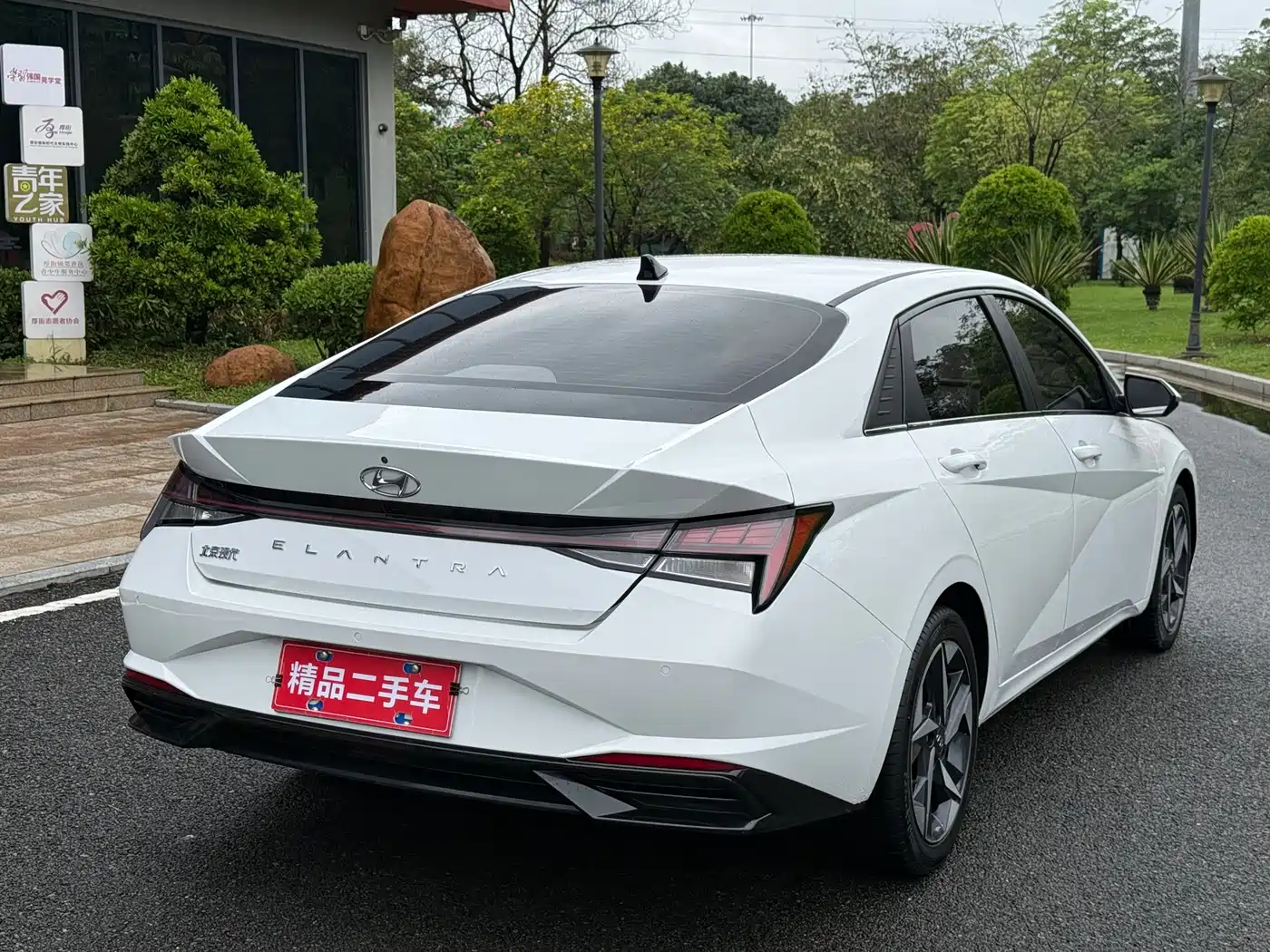 Hyundai Elantra 2022 1.5L CVT LUX Premium Edition фото 4