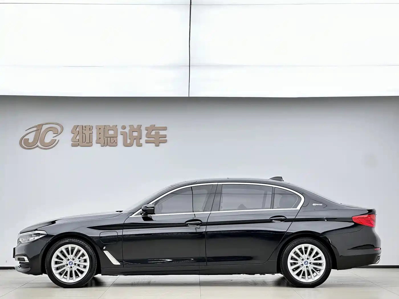 BMW 5 Series New Energy 2019 Facelift 530Le Pioneer Edition фото 2