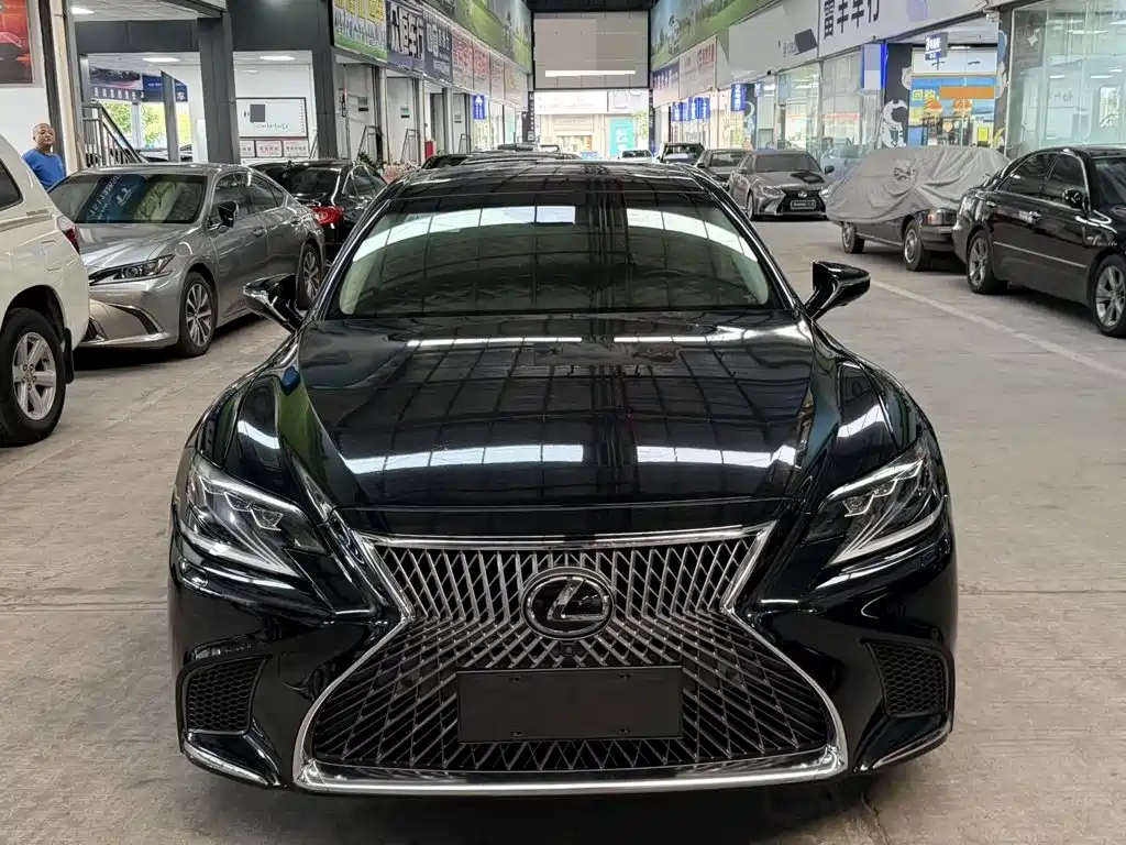 Фото 2 - Lexus LS