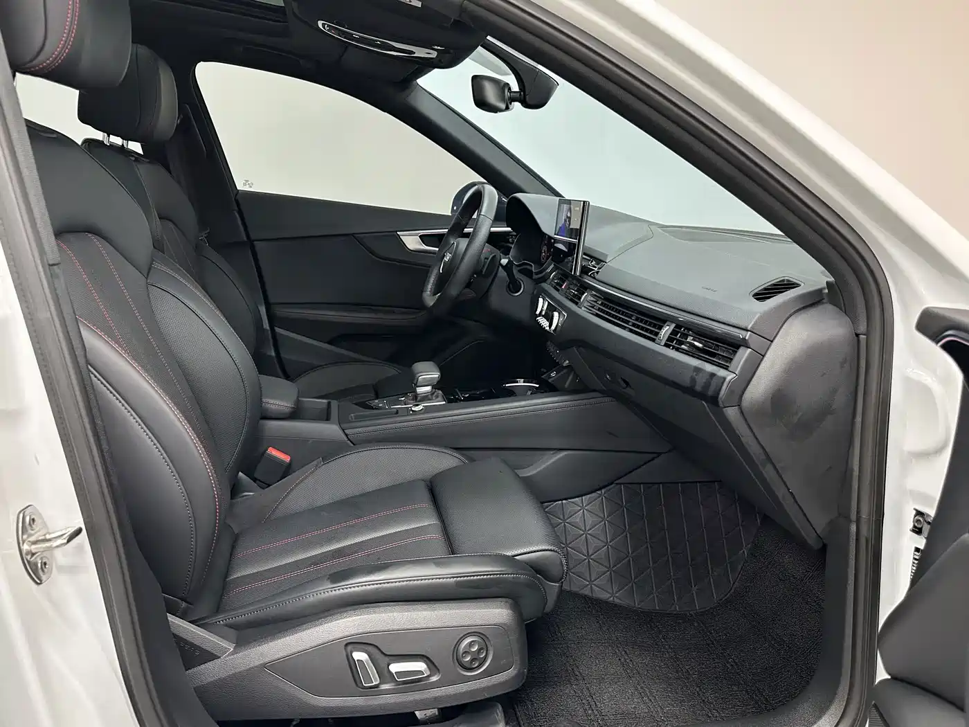 Audi A4L 2025 2025 2 Million Celebration Edition 40 TFSI Luxury Dynamic