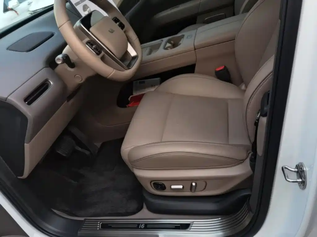 Фото 15 - Li Auto i6