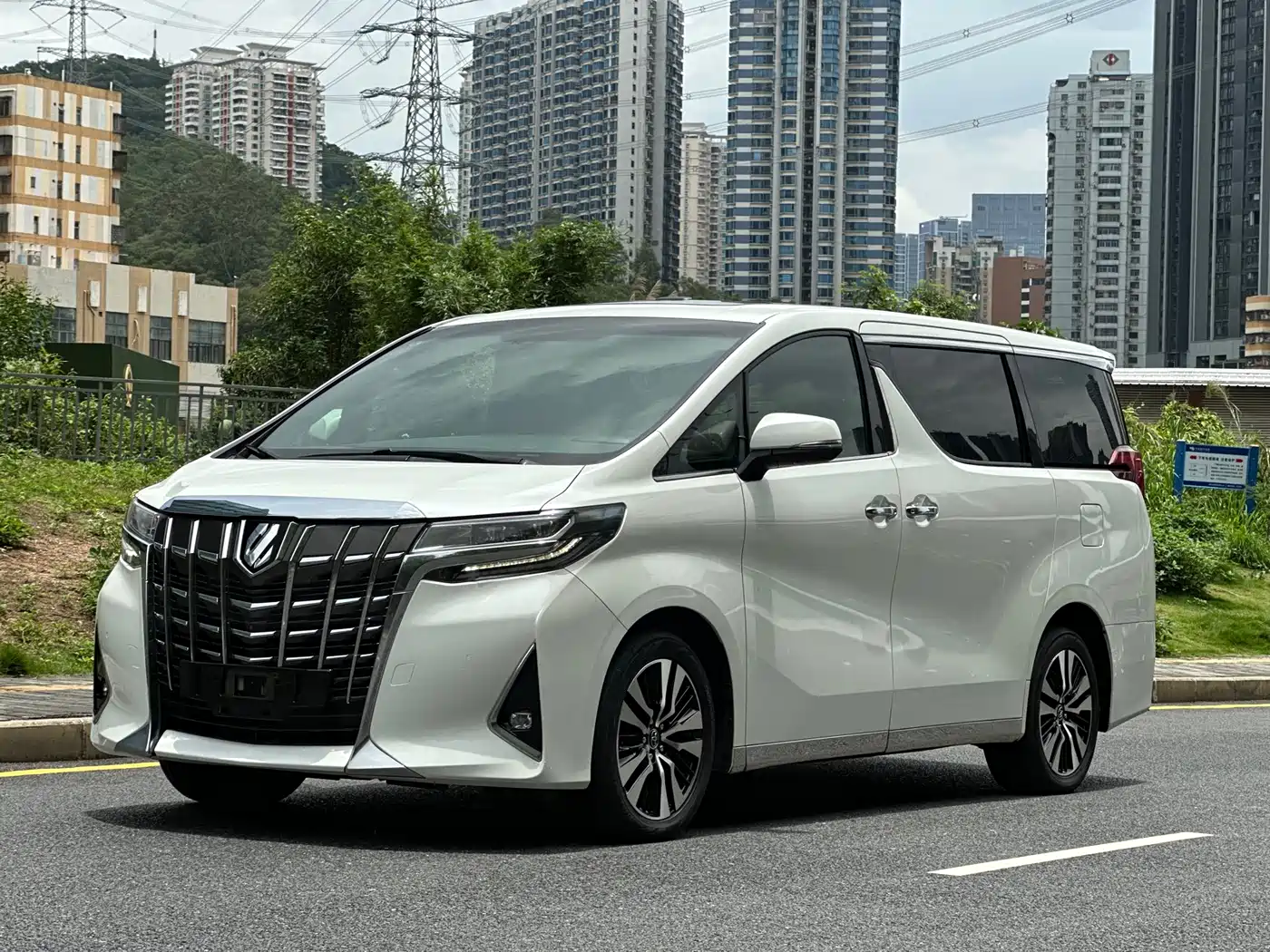 Toyota Alphard 2018 Facelift 3.5L Premium Edition фото 2