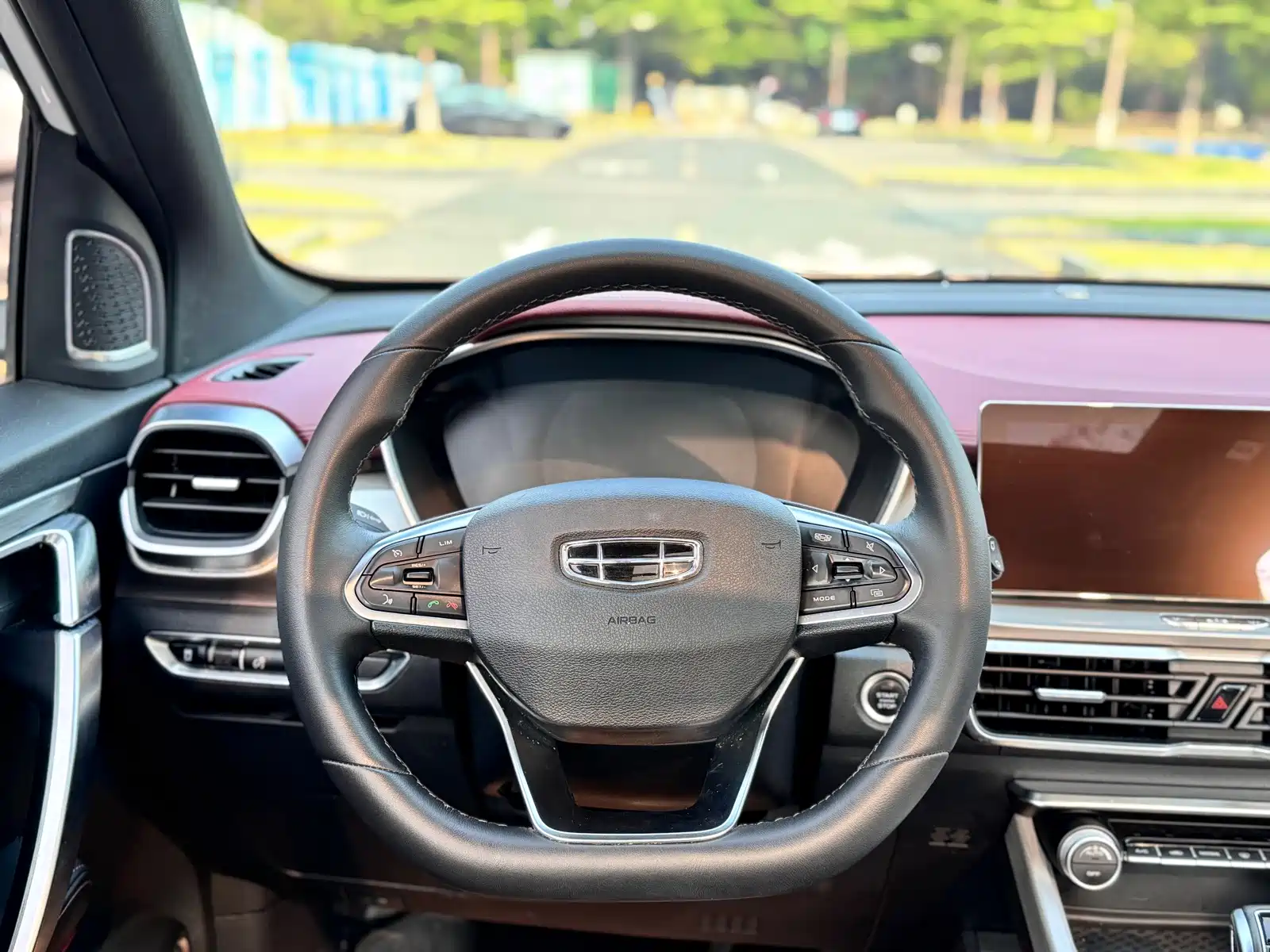 Фото 10 - Geely Coolray
