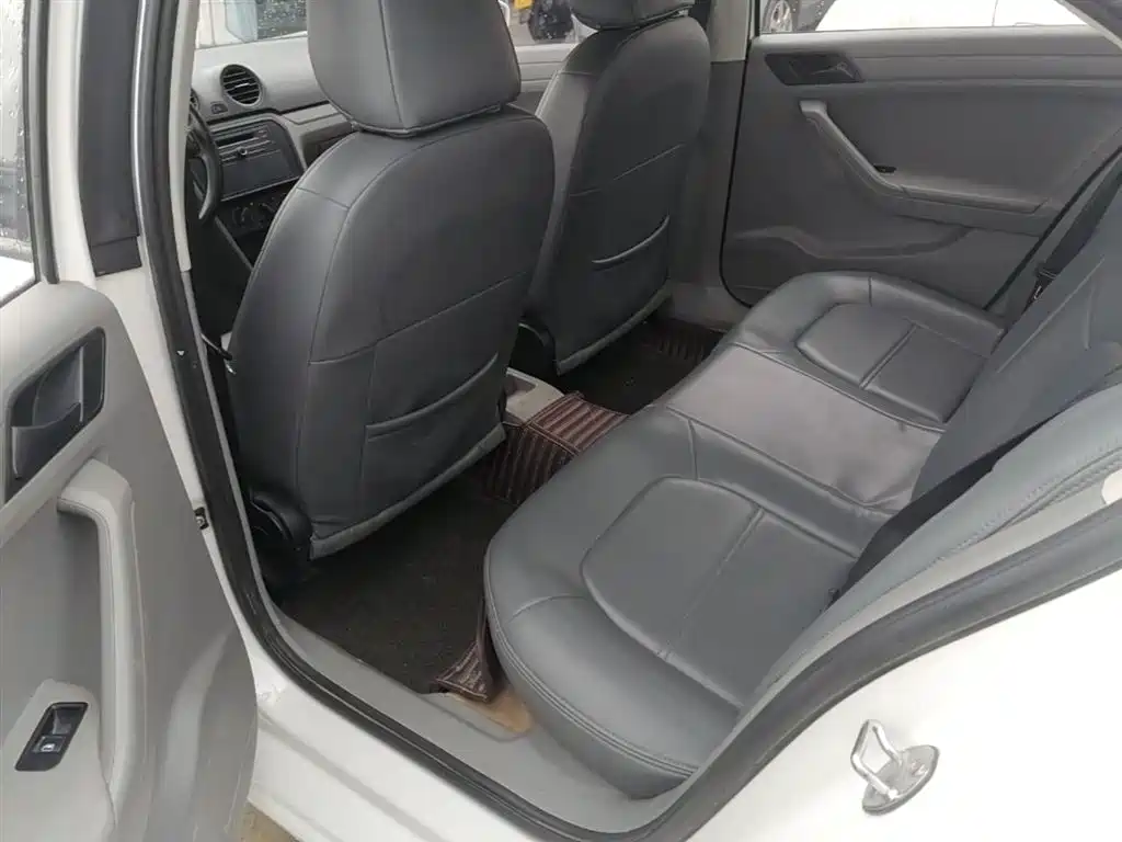 Volkswagen Jetta 2015 1.6L Manual Trend фото 17