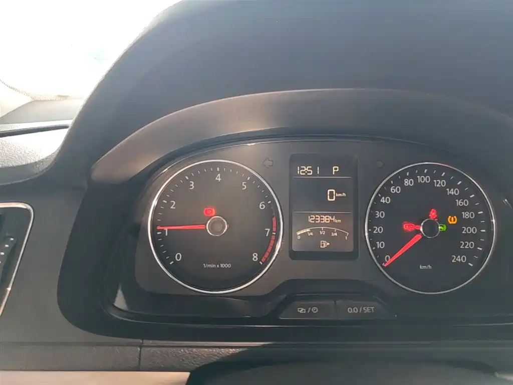 Volkswagen Lavida 2013 Facelift Classic 1.6L Automatic Comfort фото 12