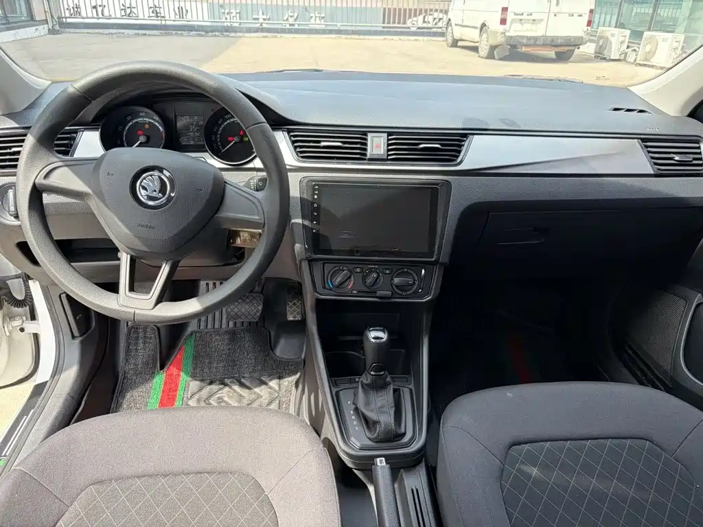 Photo 2 - Škoda Rapid