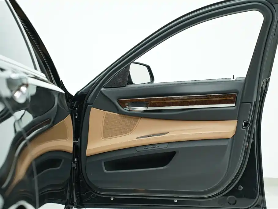BMW 7 Series 2010 760Li фото 26
