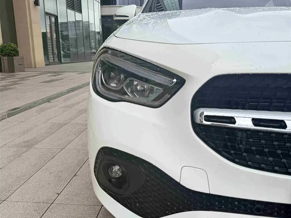 MERCEDES-BENZ GLA