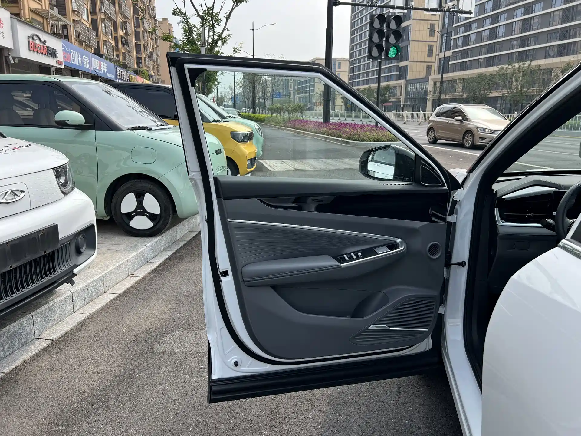 Фото 13 - Geely Atlas