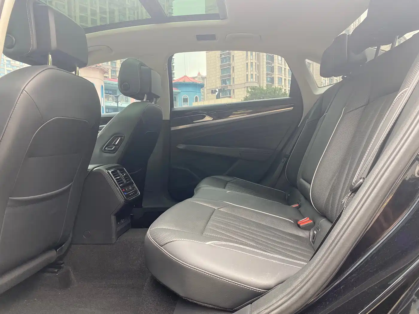 Volkswagen Passat 2022 330TSI Starlight Luxury Edition фото 8