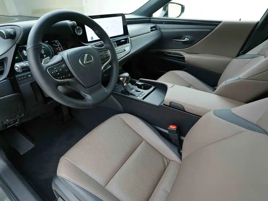 Фото 10 - Lexus ES