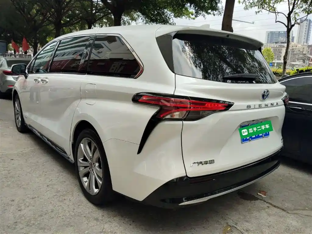 Toyota Sienna 2023 2.5L Hybrid Premium Edition фото 23
