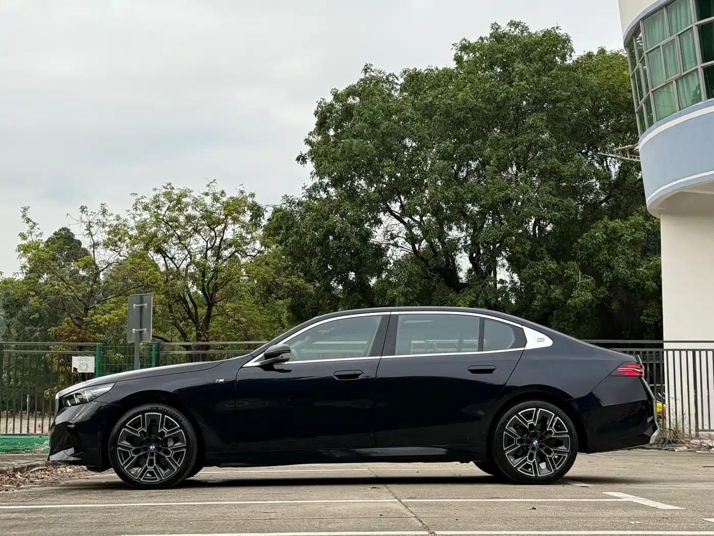 BMW 5 Series 2025 530Li Premium M Sport Package фото 15