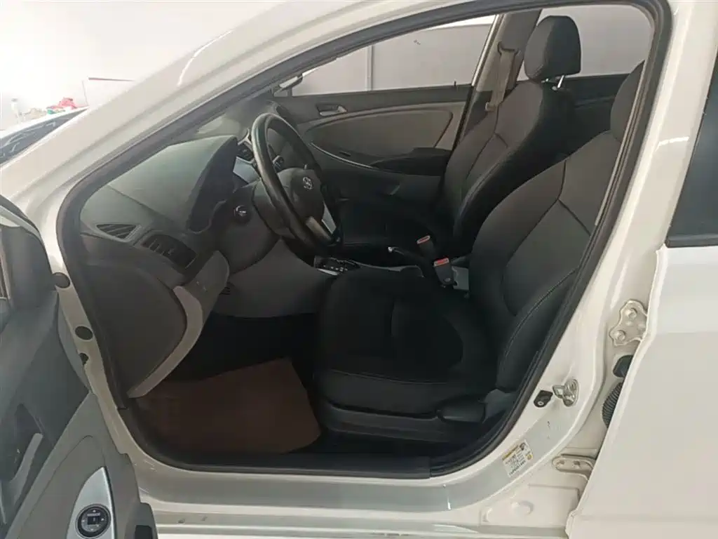 Hyundai Verna 2014 1.4L Automatic Smart GLS фото 15