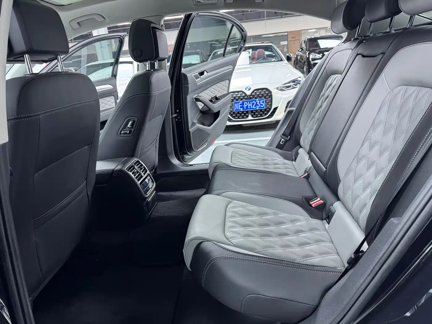 Volkswagen Magotan 2023 2 Million Units Anniversary Edition 330TSI DSG Leading Type фото 14
