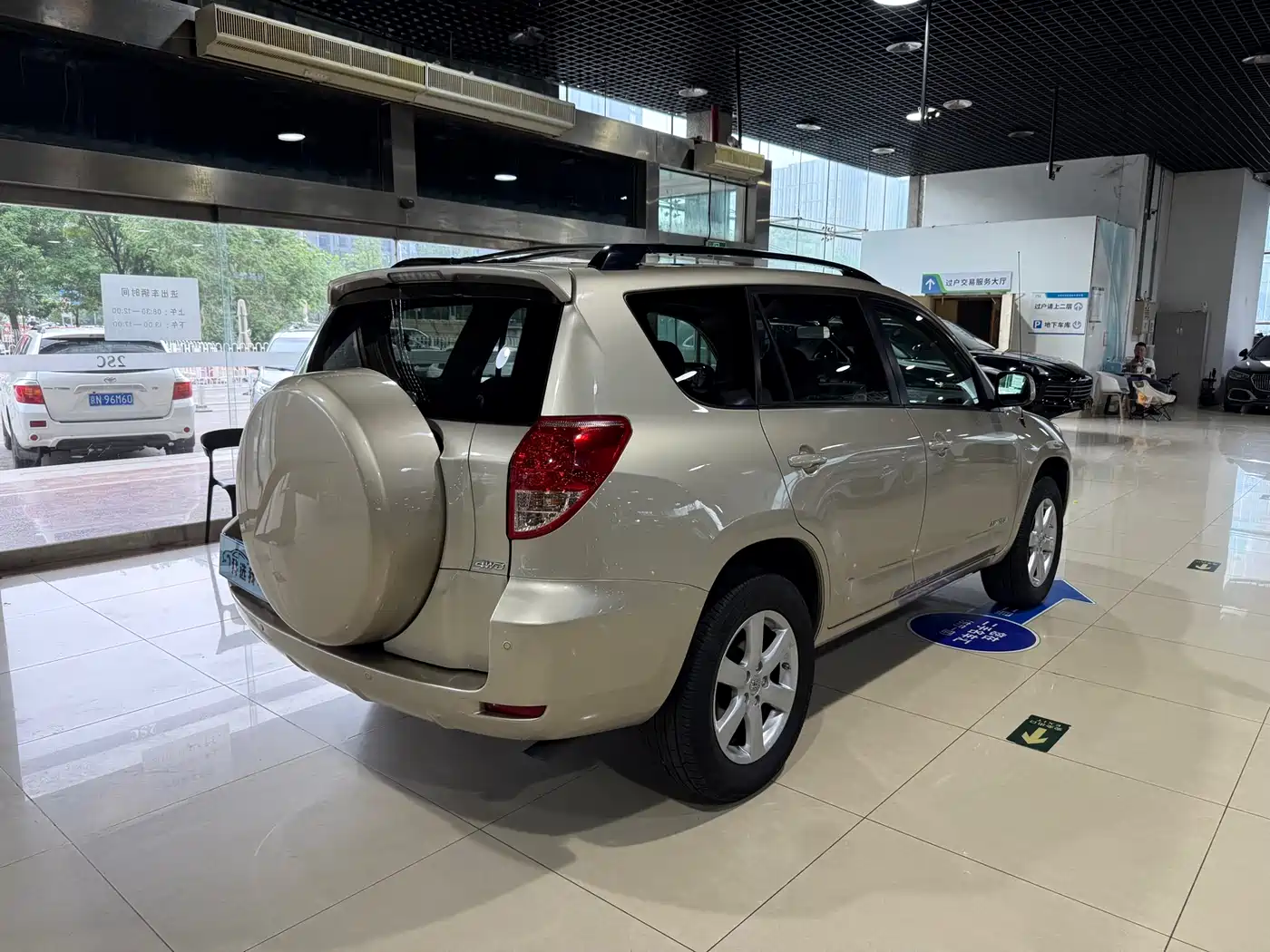 Toyota RAV4 (Import) 2006 2.4 Luxury фото 4