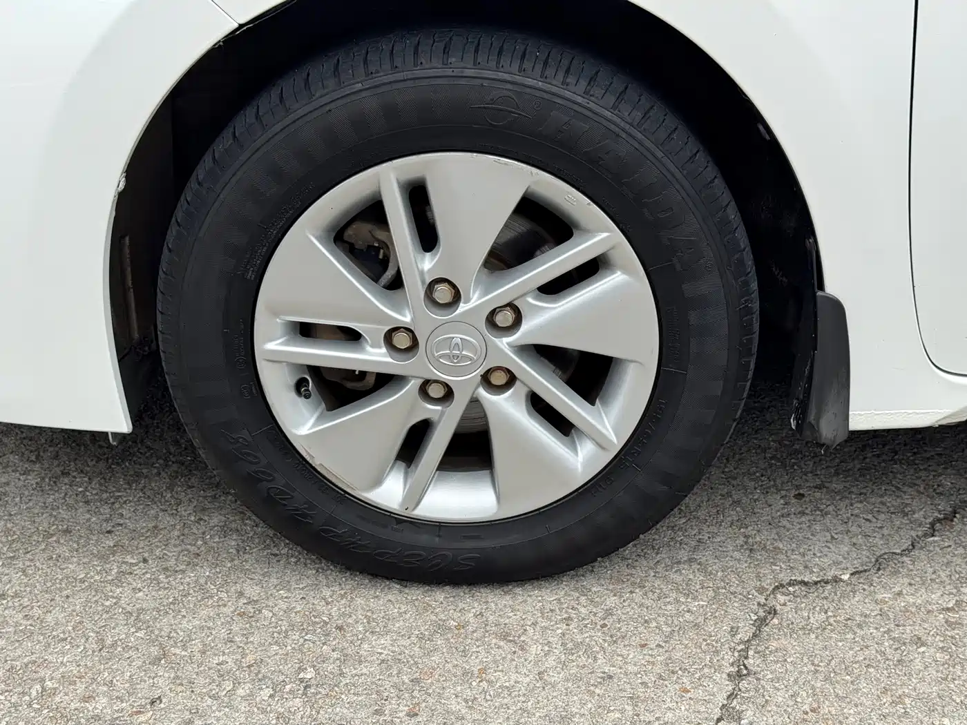 Toyota Corolla 2016 Dual Hybrid 1.8L E-CVT Pioneer Edition фото 5
