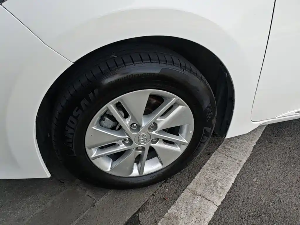 Фото 23 - Toyota Corolla