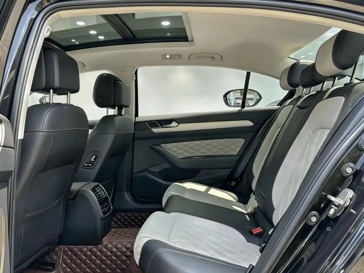 Volkswagen Magotan 2023 Model 2 Million Commemorative Edition 330TSI DSG Luxury фото 6