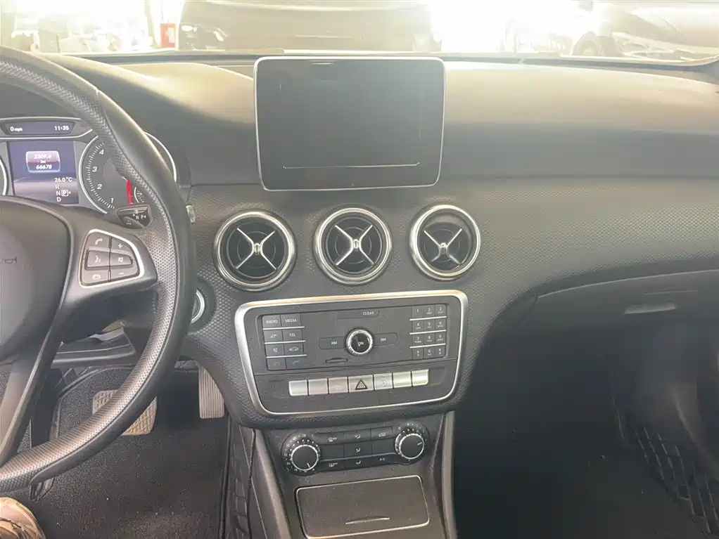 Mercedes-Benz A-Class (Import) 2017 Facelift A 180 фото 4