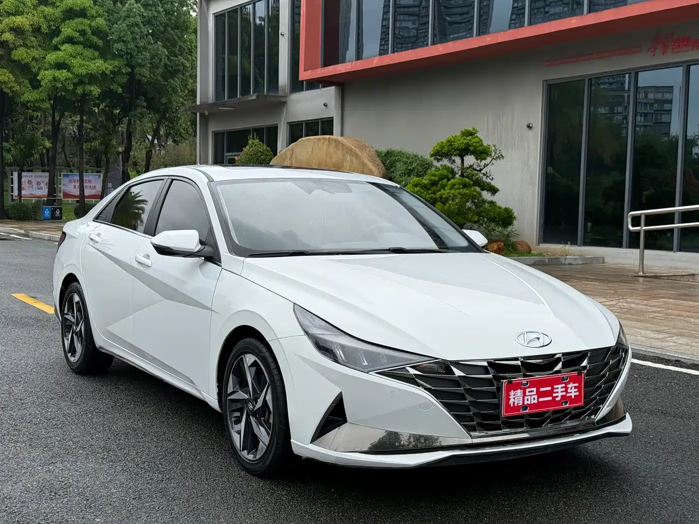 Hyundai Elantra 2022 1.5L CVT LUX Premium Edition фото 3
