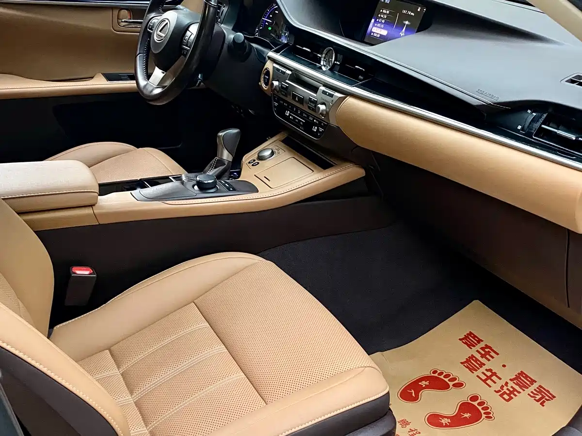 Фото 9 - Lexus ES